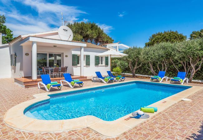 Piscine et zone de terrasse de la Villa Velasco